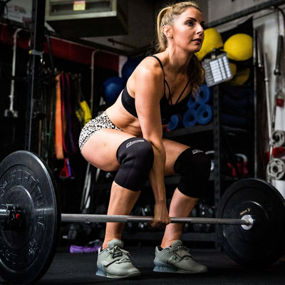 Female athlete using Murgs v2 7mm knee sleeves for a snatch